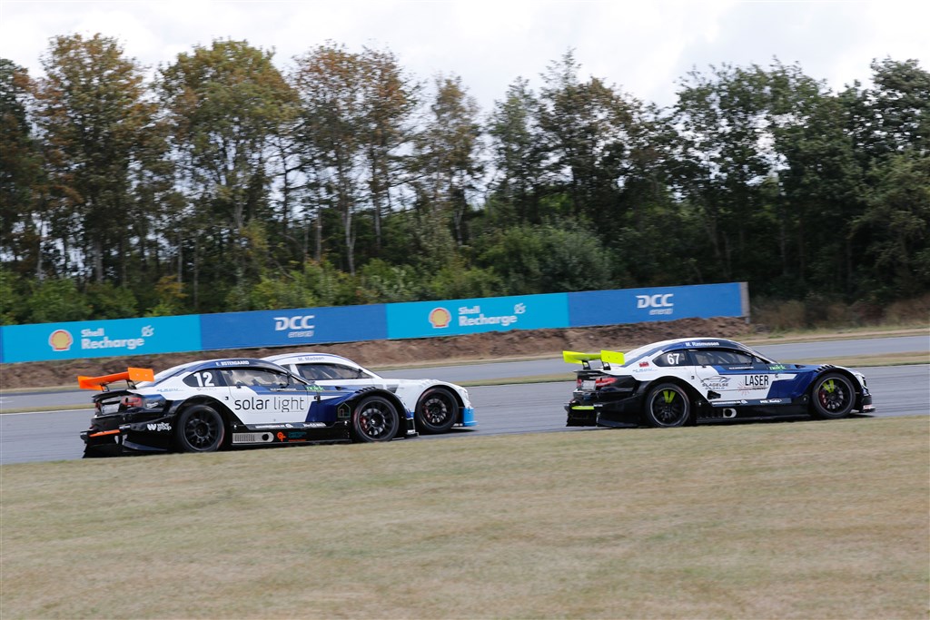 #12 Emil Østergaard & #67 Mads Rasmussen i Super GT - Nymark Racing Academy tænder lygterne.
(Foto: Motorsporten.dk)